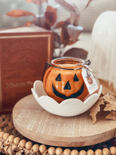 Load image into Gallery viewer, Scalloped Candle Jar Holder